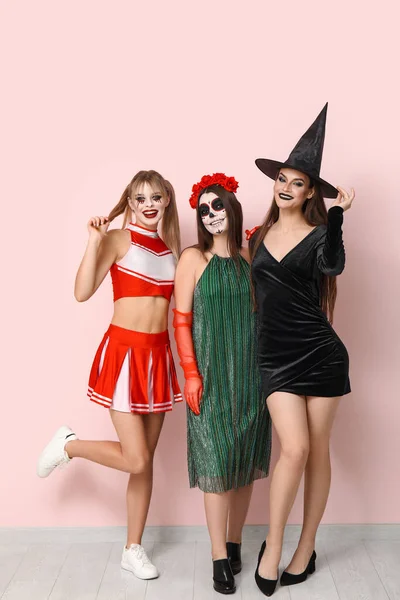 Kobieta Przyjaciele Ubrani Halloween Pobliżu Różowej Ściany — Zdjęcie stockowe
