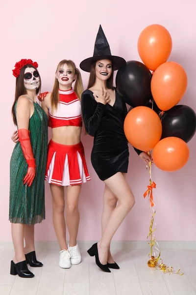 Женщины Подруги Одетые Хэллоуин Воздушными Шарами Возле Розовой Стены — стоковое фото