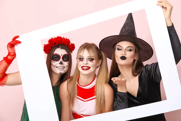 Kvinnliga Vänner Klädda För Halloween Med Ram Rosa Bakgrund — Stockfoto