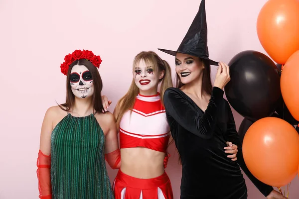 Amigas Vestidas Para Halloween Con Globos Sobre Fondo Rosa — Foto de Stock