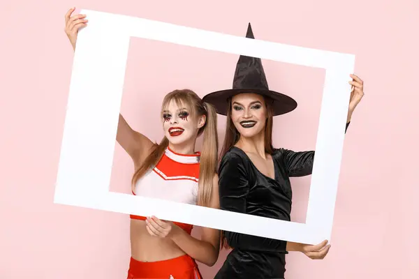 Női Barátok Öltözött Halloween Keret Rózsaszín Háttér — Stock Fotó