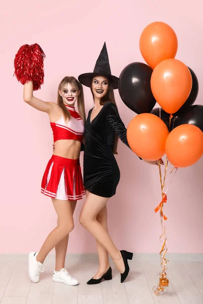 Amigos Femininos Vestidos Para Halloween Com Balões Perto Parede Rosa — Fotografia de Stock