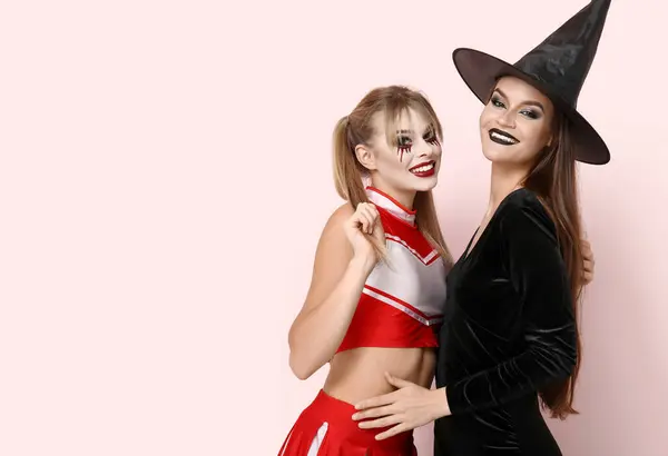 Женщины Подруги Одетые Хэллоуин Розовом Фоне — стоковое фото