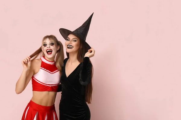 Ženy Přátelé Oblečené Halloween Růžovém Pozadí — Stock fotografie