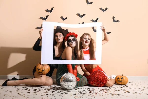 Női Barátok Öltözött Halloween Keret Közelében Bézs Fal — Stock Fotó