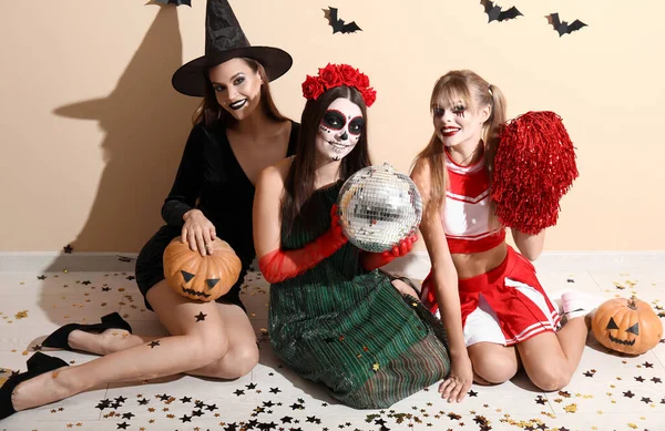 Amici Femminili Vestiti Halloween Con Palla Discoteca Zucche Vicino Alla — Foto Stock