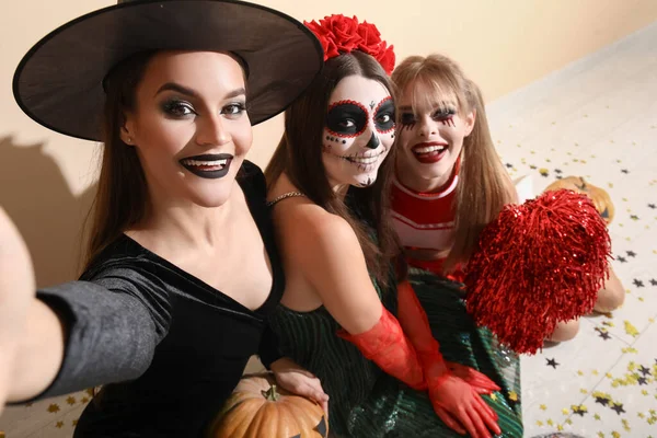 Amici Sesso Femminile Vestiti Halloween Scattare Selfie Vicino Alla Parete — Foto Stock