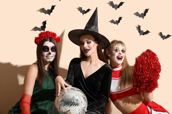 Amici Femminili Vestiti Halloween Con Palla Discoteca Vicino Alla Parete — Foto Stock