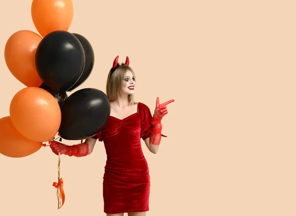 Giovane Donna Vestita Halloween Come Diavolo Con Palloncini Che Puntano — Foto Stock