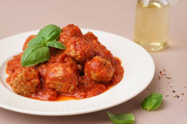 Bej arka planda soslu lezzetli köfteler.