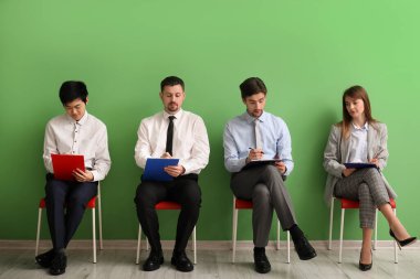 Odasında iş görüşmesi için panoları olan genç başvuru sahipleri