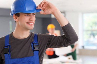 Erkek müteahhit odada çalışıyor, yakın plan.