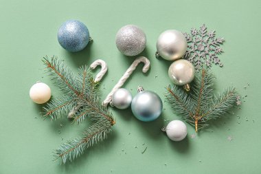 Topları, kar taneleri ve yeşil arka planda şeker kamışları olan Noel ağacı dalları