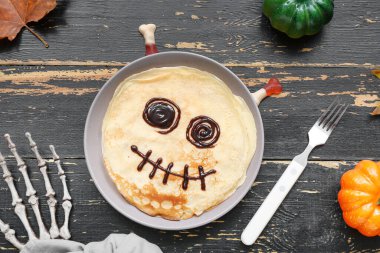 Komik Cadılar Bayramı krepleri ve koyu ahşap arka planda süslemeleri olan kompozisyon