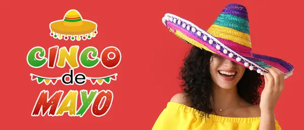 Красивая Мексиканка Сомбреро Текст Cinco Mayo Мая Красном Фоне — стоковое фото