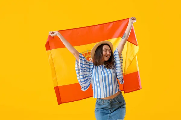 Красива Молода Жінка Прапором Іспанії Жовтому Тлі — стокове фото