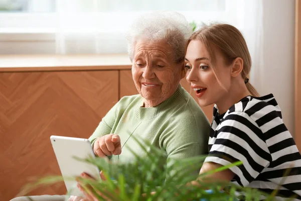 Young Woman Her Grandmother Using Tablet Computer Bedroom — Stock Photo, Image