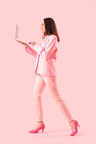 Jovem Mulher Terno Elegante Usando Laptop Fundo Rosa — Fotografia de Stock