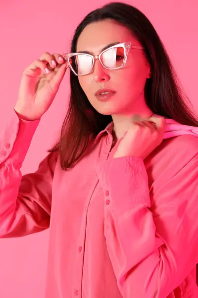 Молода Жінка Стильних Сонцезахисних Окулярах Рожевому Фоні Крупним Планом — стокове фото