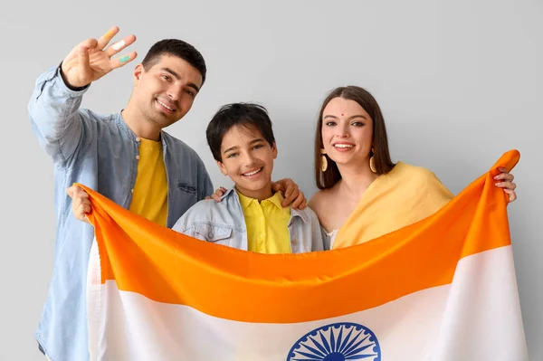 Šťastná Rodina Indickou Vlajkou Světlém Pozadí — Stock fotografie