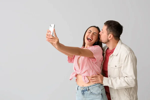 Boldog Fiatal Pár Mobiltelefon Csinál Selfie Fény Háttér — Stock Fotó