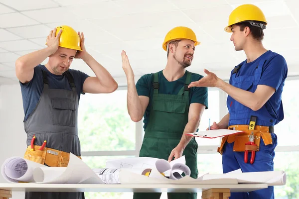 Equipe Construtores Sexo Masculino Que Trabalham Quarto — Fotografia de Stock
