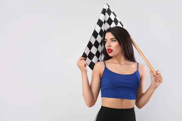 Vacker Ung Kvinna Med Racing Flagga Ljus Bakgrund — Stockfoto