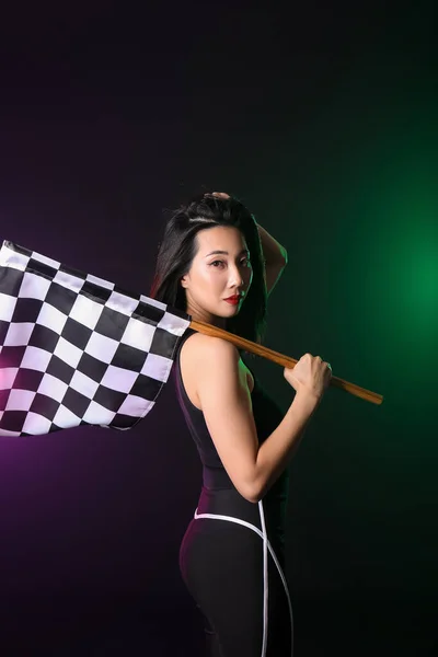 Krásná Asijská Žena Závodní Vlajkou Tmavém Pozadí — Stock fotografie