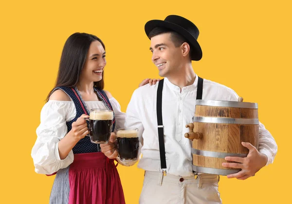 Mladý Pár Tradičním Německém Oblečení Pivem Žlutém Pozadí — Stock fotografie