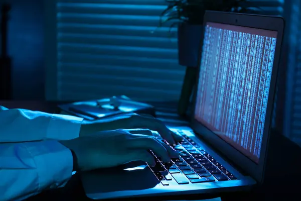 オフィスの夜にラップトップのキーボードにタイピングする女性プログラマー クローズアップ — ストック写真