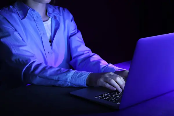 Vrouwelijke Programmeur Typen Laptop Toetsenbord Nachts Kantoor Close — Stockfoto