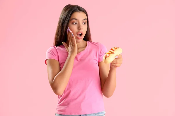 Surprised Young Woman Tasty Hot Dog Pink Background — Stock Photo, Image