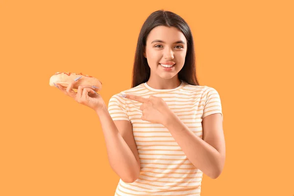 Pretty Young Woman Pointing Tasty Hot Dog Yellow Background — Stock Photo, Image