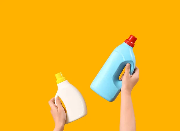 Woman Bottles Laundry Detergent Orange Background — Stock Photo, Image