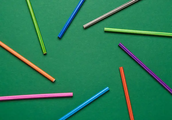 Grupa Kolorowych Ołówków Zielonej Tablicy — Zdjęcie stockowe