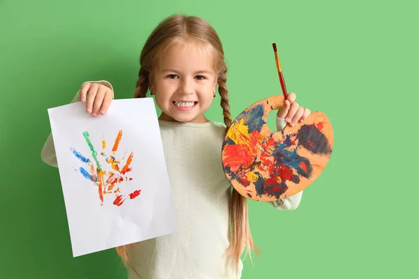 可爱的小女孩 有图画 画调色板和绿色背景的刷子 — 图库照片