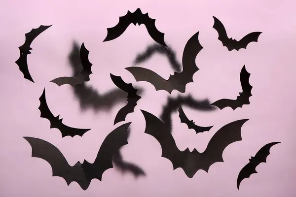 Papierowe Nietoperze Imprezę Halloween Tle Liliowym — Zdjęcie stockowe