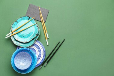 Yeşil arka planda çubukları olan Çin sofra takımı