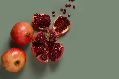 Yeşil zemin üzerinde taze nar