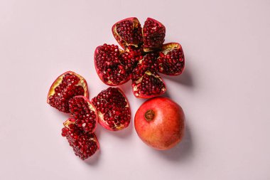 Beyaz arka plan üzerinde taze nar