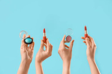 Göz farı ve mavi arka planda ruj olan kadınlar.