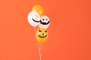 Turuncu arka planda farklı ürkütücü Cadılar Bayramı balonları