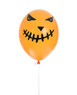 Beyaz arkaplanda turuncu Cadılar Bayramı balonu