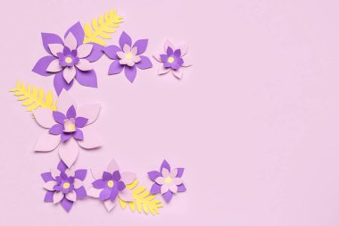 Renkli origami çiçeklerinden yapılmış çerçeve ve mor arkaplanda yapraklar
