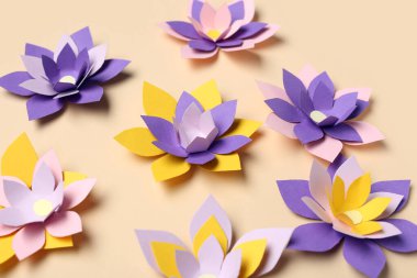 Bej arkaplanda renkli origami çiçekleri