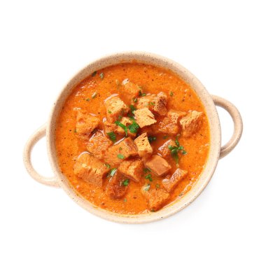 Beyaz arka planda kızarmış ekmekli lezzetli krema çorbası.