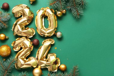 Şekil 2024, köknar dalları ve yeşil arka planda Noel topları olan balonlardan yapılmıştır.