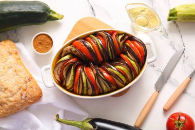 Beyaz mermer arka planda lezzetli Ratatouille yemeği.