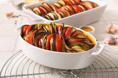 Beyaz fayanslı lezzetli Ratatouille yemeği.