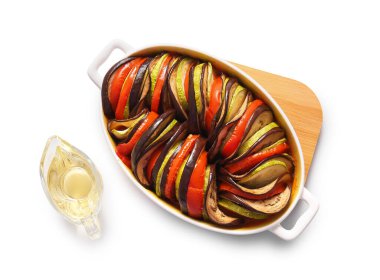 Lezzetli Ratatouille yemeği ve beyaz arka planda yağlı et suyu teknesi.